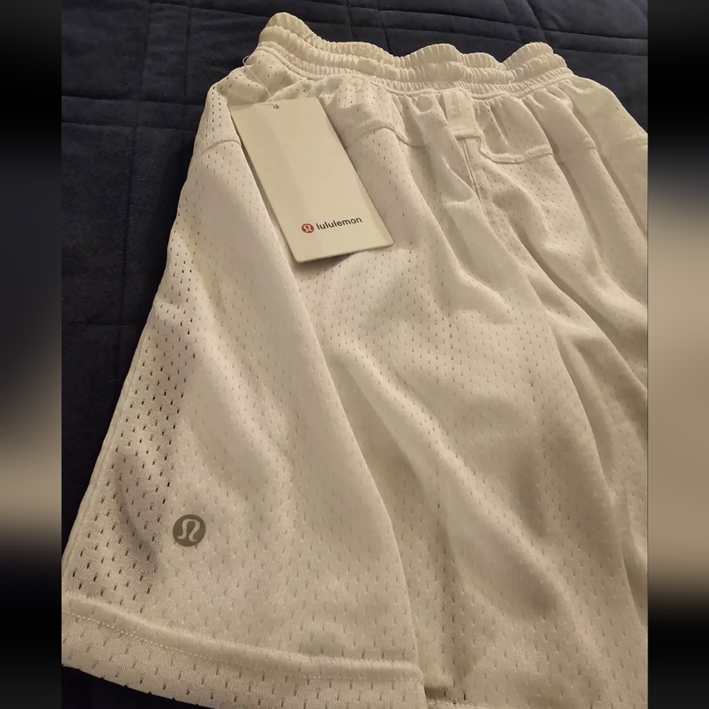 Lululemon FIRE! NWT! Relaxed-Fit Training Short 8" in White. Sz 4. R2S! - Picture 11 of 15